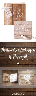 Eine Einladungskarte Zur Hochzeit In Moderner Holzoptik Kombiniert Mit Accessoires Aus S Einladungskarten Hochzeit Karte Hochzeit Hochzeitseinladungen Mit Foto