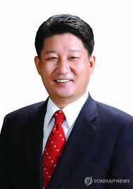 권영진 대구시장, 광주시장에게 '5·18 망언' 대신 사과 한국당 일부 의원들의 5·18 망언과 관련해 같은 권영진 대구광역시장 대시민 담화문 발표 , 강은희 대구시교육감 원격수업 현장 안착 추진계획 브리핑. ê¶Œì˜ì§„ ëŒ€êµ¬ì‹œìž¥ ì•¼ì™¸ìŒì•…ë‹¹ì„œ ì‹œë¯¼ì— í°ì ˆ ì—°í•©ë‰´ìŠ¤