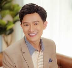 Dược sĩ Tiến gây tranh cãi vì thiếu chuyên môn, bị chỉ trích "lạm quyền"  khi ngồi ghế giám khảo The New Mentor