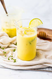 Veganes Mango Lassi Ist Ein Traditionelles Indisches Mango Getrank Das Aus Frischer Mango Pflanzlichem Joghurt Und Einem Lassi Rezept Mango Getranke Rezepte