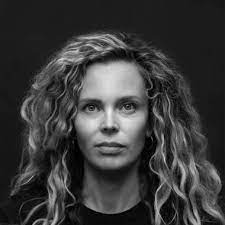 Roxane van iperen leest voor uit haar boek 't hooge nest. De Biografie Van Roxane Van Iperen