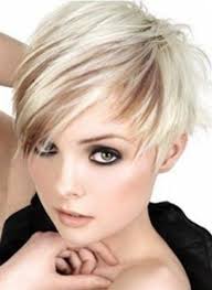 Krátkým vlasům dominují účesy s ofinou, pixie a mikáda s rovně střiženými konečky. Asymmetrical Pixie Haircut Short Hair Short Hair Haircuts Short Hair Styles Pixie Short Hair Styles