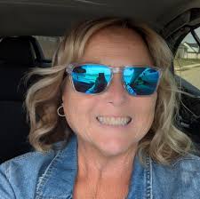 Which local restaurants in Panama City Beach take dinner reservations in  May?