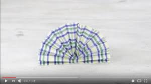 Zunächst falten sie die halb. Servietten Falten 24 Video Anleitungen Fur Verschiedene Anlasse