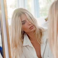 How does a blonde go icy cool when she's got that honey thing going on? Emily Ratajkowski S New Platinum Blonde Hair Colour Glamour Uk