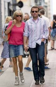 Mokili Eza Bizarre Quand Meme Malgre Ba Fiers Ba Zo Sala Soki Ba Lingi Ba Tikala Kabila Na Batu Na Older Women Fashion Feshion Style Classic Fashion Pieces