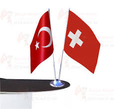 İsviçre bayrağı , kare tasarıma sahip dünyadaki egemen devletlerin iki resmi bayrağından biridir. Isvicre Masa Bayragi Satin Al Fiyati Ozellikleri Ve Olculeri Bayraksepeti