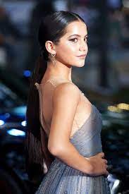 Isabela Moner Gold Hoops Newest Looks Stylebistro Isabela Moner Us Actress Celebrities
