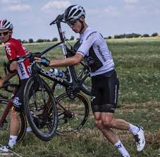 Radstar chris froome ist nach seinem schweren sturz, bei dem er zahlreiche brüche erlitt, acht stunden lang operiert worden. Fruh Unter Druck Froome Wieder Zu Fuss Zabel Schuldlos Welt