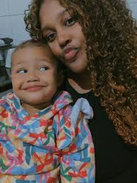 Na verdade tenho duas melhores amigas, mas a caçula está na fase que a...