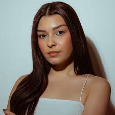 Cari Roberts's Instagram, Twitter & Facebook