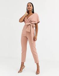 In addition to their trendy line of clothing, they also have wardrobe essentials, classic leather handbags and beauty items. Asos Design Neopren Jumpsuit In Blush Mit Uberschnittenen Schultern Asos