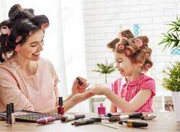 Amante De La Familia Feliz. Madre E Hija Están Haciendo Pelo, Manicura,  Haciendo Su Maquillaje Y Divirtiéndose. Madre Y La Niña Sentada En El  Tocador En La Casa. Fotos, retratos, imágenes y