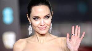 Angelina jolie stars as hannah, a smokejumper (firefighters who parachute into forest fires) dealing with ptsd from a recent wildfire who is assigned to a job in a lookout tower in the middle of. Vip Vip Hurra Angelina Jolie Heizt Die Liebesgeruchte An N Tv De