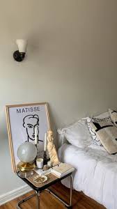 Modern doesn't necessarily mean cold or minimalist. Interior Classic Home Decor House Interior