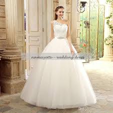 Mit feiner spitze und detailverliebten stickereien begeistern die kleider. Grosshandel New Gunstige White Net Ballkleid One Shoulder Bodenlangen Spitzen Brautkleider Hochzeitskleid Plus Size Kleider Von Nameilyate 82 18 Auf De Dhgate Com Dhgate