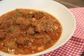 Biber dörde bölünür ve doğranır, sarımsak. Gulas Arda Nin Mutfagi