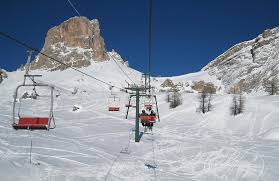 Questa voce contiene una lista delle piste sciistiche di cortina d'ampezzo, facenti parte del comprensorio del dolomiti superski col nome di skitour olimpia. Area Sciistica Cortina D Ampezzo Sciare Provincia Belluno