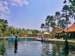 Pohon Jati Yang Begiu Rindang Akan Membuat Moment Berwisata Dolaners Semakin Nyaman Dan Sejuk Di Kawasan Taman Bermain Dan Permainan An Kolam Kolam Renang Kota