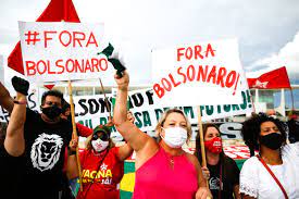 Decine di migliaia di persone hanno preso parte alla protesta, in oltre 200 città brasiliane, per chiedere l'impeachment di jair bolsonaro sotto accusa per la catastrofica risposta al covid che ha provocato. Manifestantes Pedem Impeachment De Bolsonaro Na Praca Dos Tres Poderes Poder360