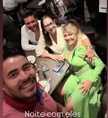 Mãe de Virginia Fonseca curte noite com novo namorado 21 anos mais jovem;  veja fotos