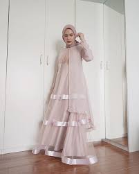 Model baju pesta dari bahan kain batik ini terbilang unik dan akan membuat penampilan kaum wanita menjadi lebih istimewa. Tren 2021 6 Model Dress Cantik Untuk Hijabers Kondangan