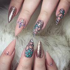 Complementa tu diseño de flores con puntos blancos en las. Unas Picudas Cortas Y Largas De Moda