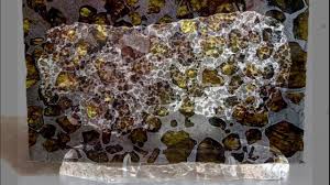 Dentro de la roca, los cristales translúcidos de oro de un mineral llamado olivino brillaban entre un panal plateado de. Meteorito Fukang Youtube