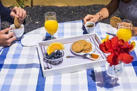 Tiempo De Desayuno Del Primer Por La Mañana Para La Familia Caucásica  Hermosa En La Terraza Al Aire Libre En Casa Gente Feliz Ale Imagen de  archivo - Imagen de alegre, sunlight: