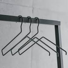 Lume Kleiderbugel Schwarz In 2020 Hanger Clothes Hanger Coat Hanger