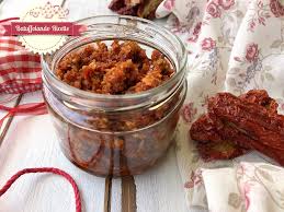 Perfetto per condire la pasta, è ottimo anche semplicemente consumato su una bella fetta di pane casereccio abbrustolito, naturalmente di buon grano siciliano! Batuffolando Ricette Pesto Di Pomodori Secchi Capperi E Olive