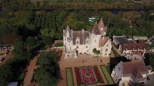 Lydie, gilles et leur équipe vous accueillent chaleureusement au relais des 5 châteaux, afin de vous faire profiter de sa vue exceptionnelle sur les châteaux illuminés et de son cadre calme. La Vallee Des 5 Chateaux Youtube