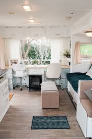 La Maison Roulante De Brittany Et Jordan Hello Caravane Interieur Camping Car Maison Campeurs Renovees