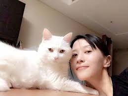 Mẹ bầu đăng ảnh nằm trên giường rất bình thường, dân tình lại cáu giận vì  chú mèo bên cạnh