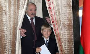 So muss sogar sein sohn (15) als bodyguard einspringen. Why Does Belarus President Lukashenko Take Son Kolya To Work Bbc News