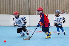 Nehrá sa s pukom, ale so špeciálnou loptičkou oranžovej farby. Mc Praha 13 Nenechte Si Ujit Hokejbal Proti Drogam 2017