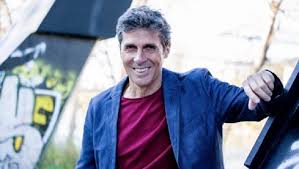 Fedeli al motto squadra che vince non si cambia, ad accompagnare la conduzione di luca barbarossa e del performer andrea perroni, la. Luca Barbarossa Eta Peso Moglie Figli E Vita Privata Tutto Quello Che C E Da Sapere Sull Artista Romano A Sanremo 2018 Caffeina Magazine