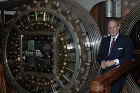 10 Highly Guarded Vaults Listverse Banks Vault Vault Doors Vaulting