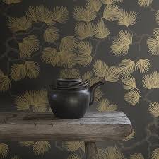 Associez motifs et unis coordonnés, posez des lés uniques pour rythmer votre déco, jouez sur les effets de matières, faites illusion grâce aux. Papier Peint Pine De La Collection Nippon De Sandberg En Vente Chez Au Fil Des Couleurs Papierpeint Papier Peint Botanique Papier Peint Dore Papier Peint