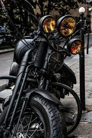 Black Coated Mc With Yellow Lights Just Looks Amazing Harley Davidson Motorrader Motorrad Motorrad Fahren
