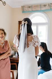 Auch der schleier oder verzierungen in form von spangen und kämmen, müssen fachgerecht befestigt sein. Die Schonsten Brautfrisuren Fur Offene Haare I Weddyplace