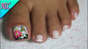 Hermoso y original diseño de uñas decoradas con flores. Decoracion De Unas Para Pies Flores Y Abejita Flowers Nail Art Bee Arte De Unas De Pies Disenos De Unas Mariposas Unas Decoradas Con Mariquitas