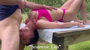 Elia en train de faire une gorge profonde au milieu de la foret