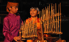 Angklung alat musik tradisional yang terbuat dari bambu. Jenis Contoh Dan Cara Memainkan Alat Musik Melodis