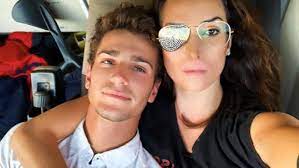 Nato nel 1994, filippo bologni vive a roma ed inizia a frequentare i campi d'equitazione ad 8 anni.il padre è arnaldo bologni, cavaliere famoso con due olimpiadi alle spalle e vincitore del gran premio roma al concorso ippico internazionale piazza di siena del 1994. Rxtd31jl6nbvnm