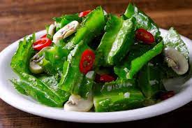 四道野菜料理鮮菇炒晚香玉筍料理祕訣 油水快炒 油水混合後再炒蔬菜 快速熟軟且清甜 材料 晚香筍
