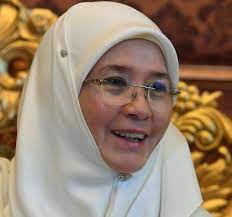 Umur 60 tahun) adalah raja permaisuri agong (ratu malaysia) dan tengku ampuan. Bernama Tunku Hajah Azizah Finds A Place In The Hearts Of The People