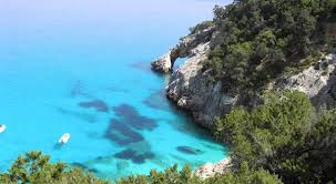 Puoi raggiungere la cala anche a piedi percorrendo un sentiero, ideale se sei appassionato di trekking, che parte da baunei e attraversa il famoso golgo. Cala Luna Cala Sisine Cala Goloritze La Costa Sarda Tra Cala Gonone E Santa Maria Navarrese Cucina Italiana Guida D Italia
