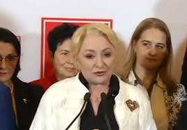 Premierul român viorica dăncilă a vorbit, joi, la sesiunea plenară a comitetului economic şi social european, despre o criză profundă de încredere la nivel european, o criză a dublului standard şi o divizare a europei, notează economica.net. Dancila Fals In Declaratii S A Dat Singura De Gol Afisand Aroganta Un Ceas De Aur In Valoare De 20 000 Euro Aktual24