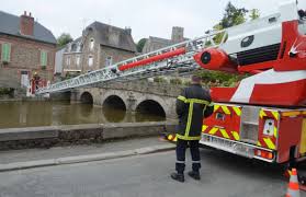 Deux camions citernes grande capacité neufs viennent d'être livrés et sont en cours d'équipement. Le Telegramme Pompiers Un Entrainement A Grande Echelle